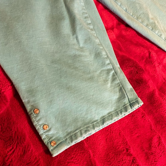 Quacker Factory Capris Rhinestone Details - Picture 3 of 6